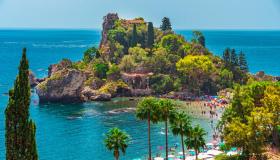 Isola Bella di Taormina, la perla siciliana che si trasforma con le maree
