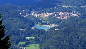 Lago di Lavarone, una spiaggia naturale d’acqua dolce tra le montagne trentine