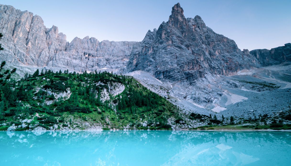 Il lago turchese di Sorapis nel Parco Nazionale delle Dolomiti Bellunesi