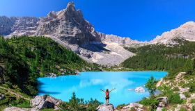 Lago di Sorapis, un angolo di paradiso blu turchese tra le Dolomiti