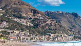 Letojanni, l’autentica eleganza del mare di Sicilia