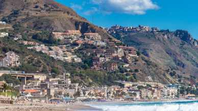 Letojanni, l’autentica eleganza del mare di Sicilia