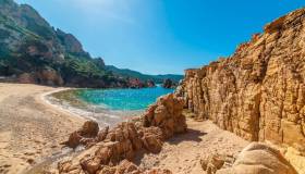 Cosa fare a Isola Rossa, tra spiagge da sogno e tramonti che sembrano dipinti