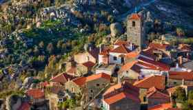 Monsanto, il villaggio dove le case si fondono con le rocce millenarie