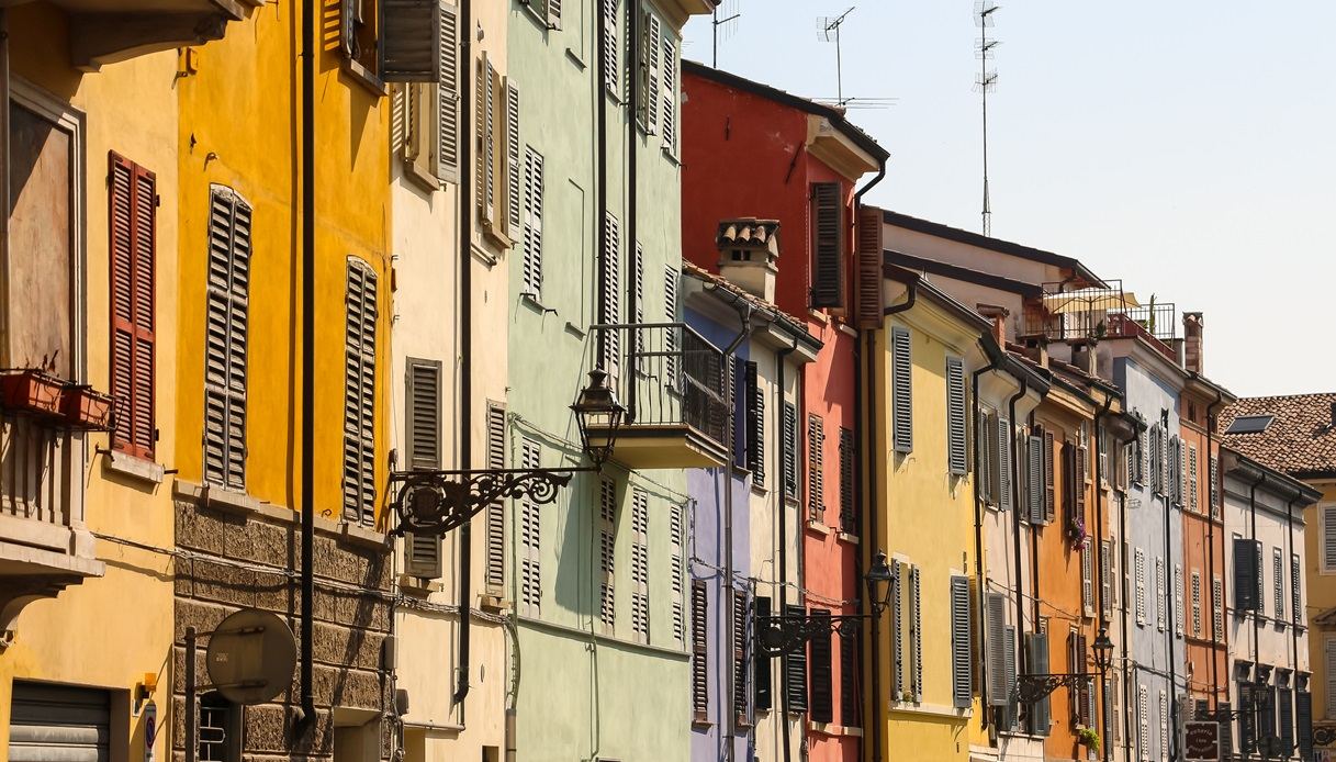 Facciate colorate delle case nel centro storico di Parma