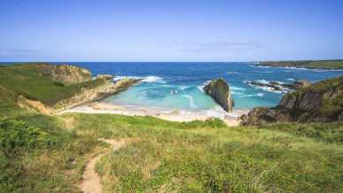 Tra vento, roccia e mare: il sogno segreto della Playa de Mexota nelle Asturie