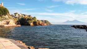 Posillipo, tornano le spiagge libere su prenotazione: come accedere a Gaiola, Donn’Anna e Monache