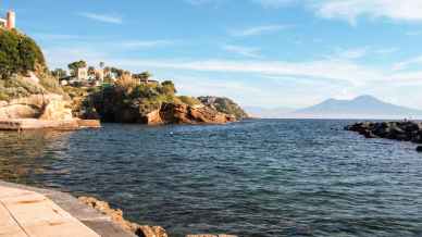 Posillipo, tornano le spiagge libere su prenotazione: come accedere a Gaiola, Donn’Anna e Monache