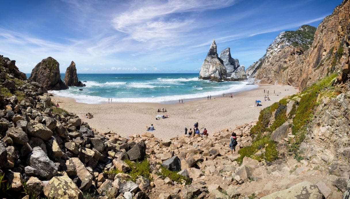 https://siviaggia.it/wp-content/uploads/sites/2/2025/06/Praia-da-Ursa.jpg