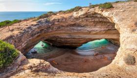 Spiagge da sogno in Portogallo, a poche ore dall’Italia: il mare che vale il volo