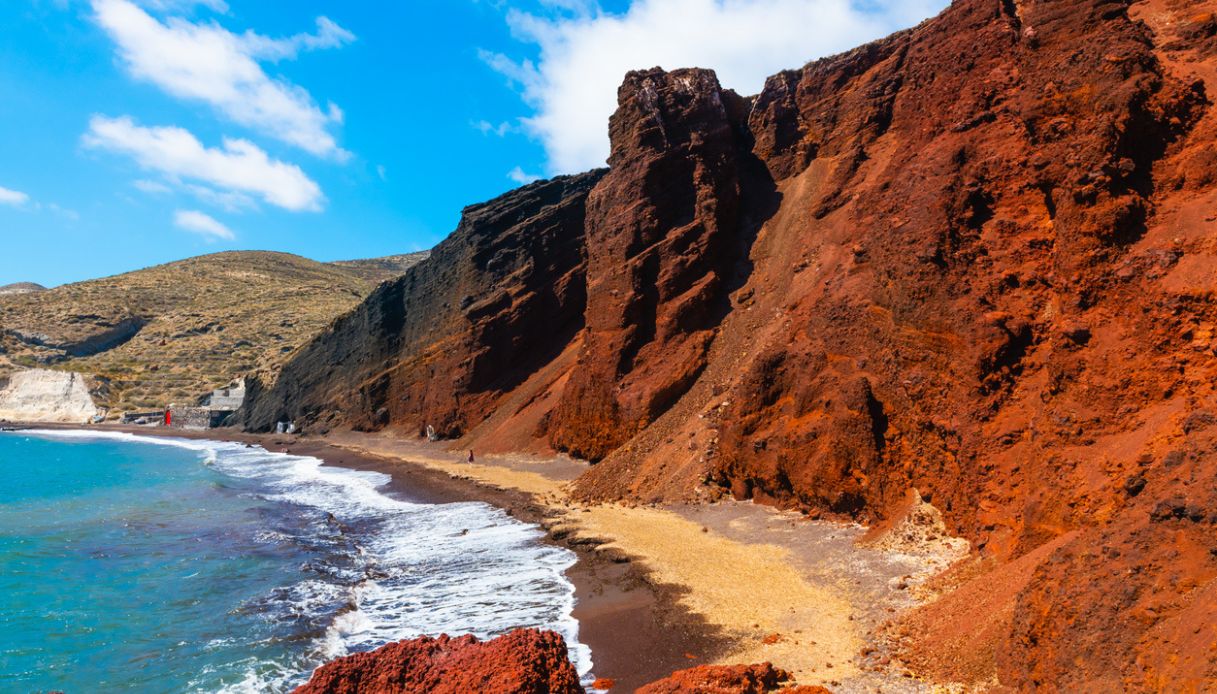 La spiaggia rossa di Santorini