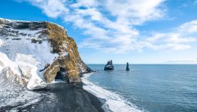 Reynisdrangar, la spiaggia nera d’Islanda dalle torri di roccia