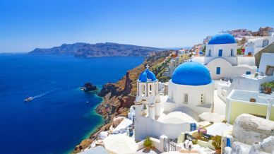 Santorini, l’isola che incanta: il cuore bianco e blu della Grecia