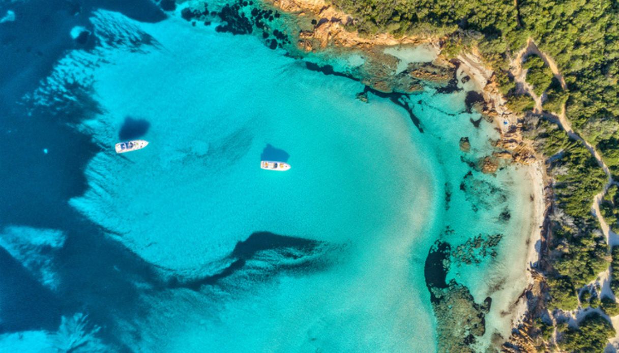 Vista dall'alto della spiaggia del Pevero, una tra le spiagge più bella della Costa Smeralda