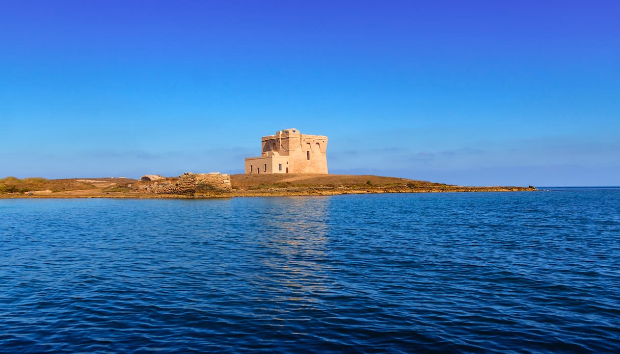 https://siviaggia.it/wp-content/uploads/sites/2/2025/06/Torre-Guaceto-Puglia-2.jpg