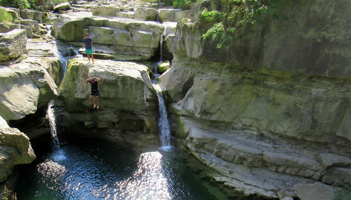 Tuffo alla Cascata della Sega di Premilcuore in Romagna