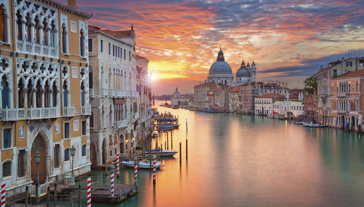 https://siviaggia.it/wp-content/uploads/sites/2/2025/06/Venezia-bambini.jpeg