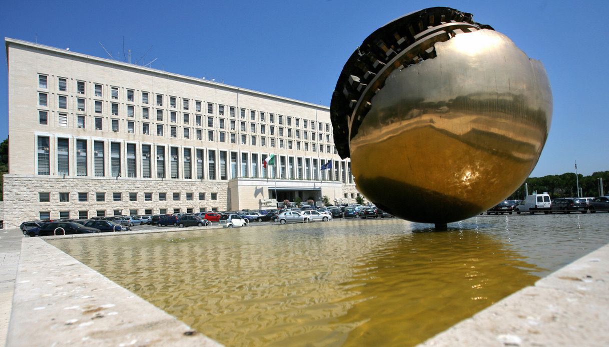 Sfera Grande di Arnaldo Pomodoro