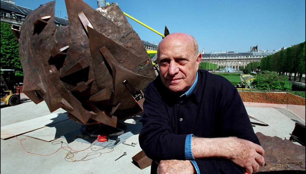 https://siviaggia.it/wp-content/uploads/sites/2/2025/06/arnaldo-pomodoro.jpg