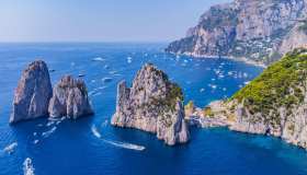 Capri contro l’overtourism, il piano per tutelare i Faraglioni e recuperare l’identità perduta
