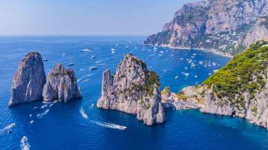 Capri contro l’overtourism, il piano per tutelare i Faraglioni e recuperare l’identità perduta