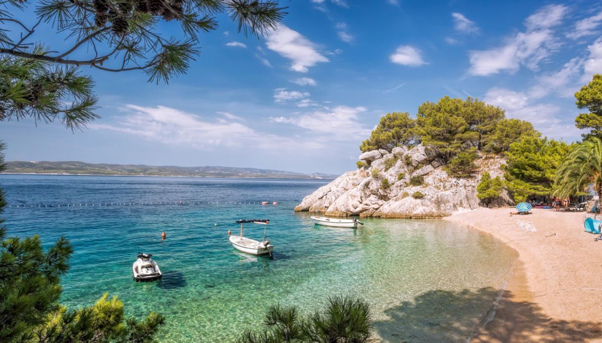 https://siviaggia.it/wp-content/uploads/sites/2/2025/06/croazia-spiaggia-.jpg