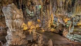 Un mondo sotterraneo di stalattiti giganti e antiche pitture rupestri