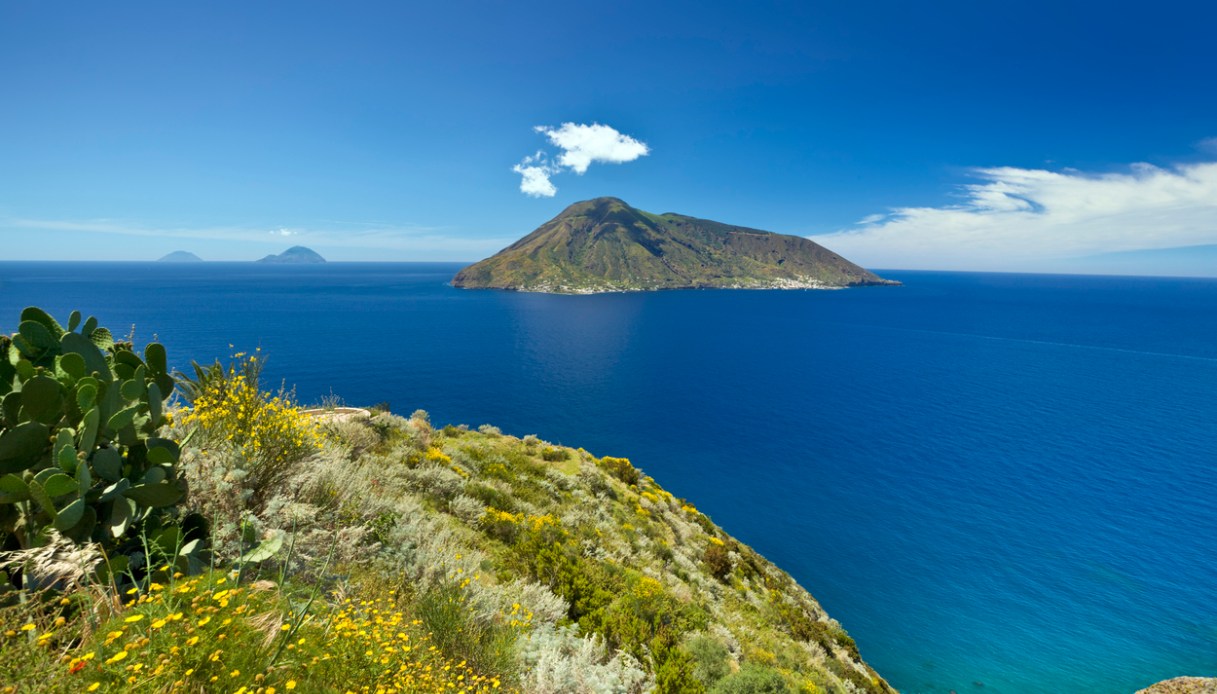 L'isola di Salina, Eolie, vista da lontano