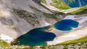 Il lago di Pilato dagli occhi blu, il bacino con gli “occhiali” sta rinascendo e incanta tutti