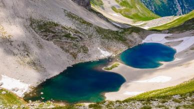 Il lago di Pilato dagli occhi blu, il bacino con gli “occhiali” sta rinascendo e incanta tutti