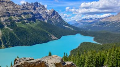 Peyto, il lago a forma di lupo che brilla d’azzurro glaciale