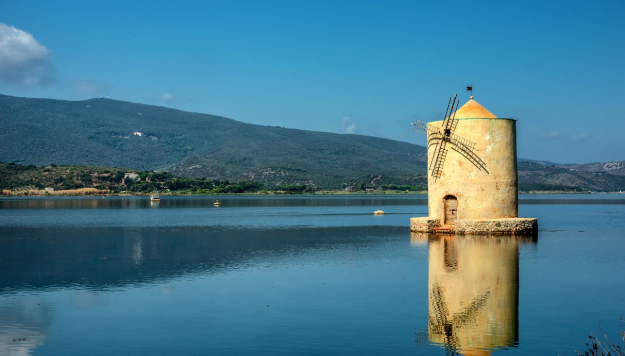 Vecchio mulino a vento spagnolo nella laguna di Orbetello, Argentario