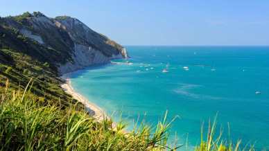Mezzavalle: la spiaggia segreta del Conero dove il tempo si ferma e il mare racconta storie
