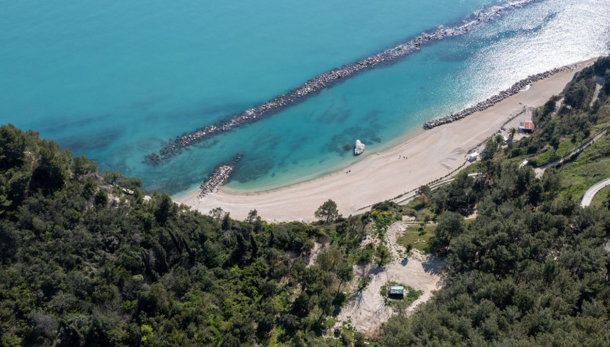 https://siviaggia.it/wp-content/uploads/sites/2/2025/06/monte-conero-spiagge.jpg