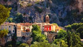 Moustiers-Sainte-Marie, il villaggio sospeso tra cielo e rocce