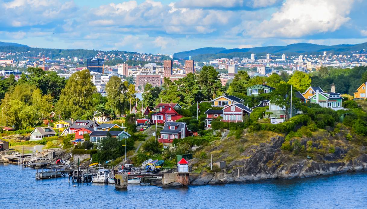 https://siviaggia.it/wp-content/uploads/sites/2/2025/06/oslo-fiordo.jpg