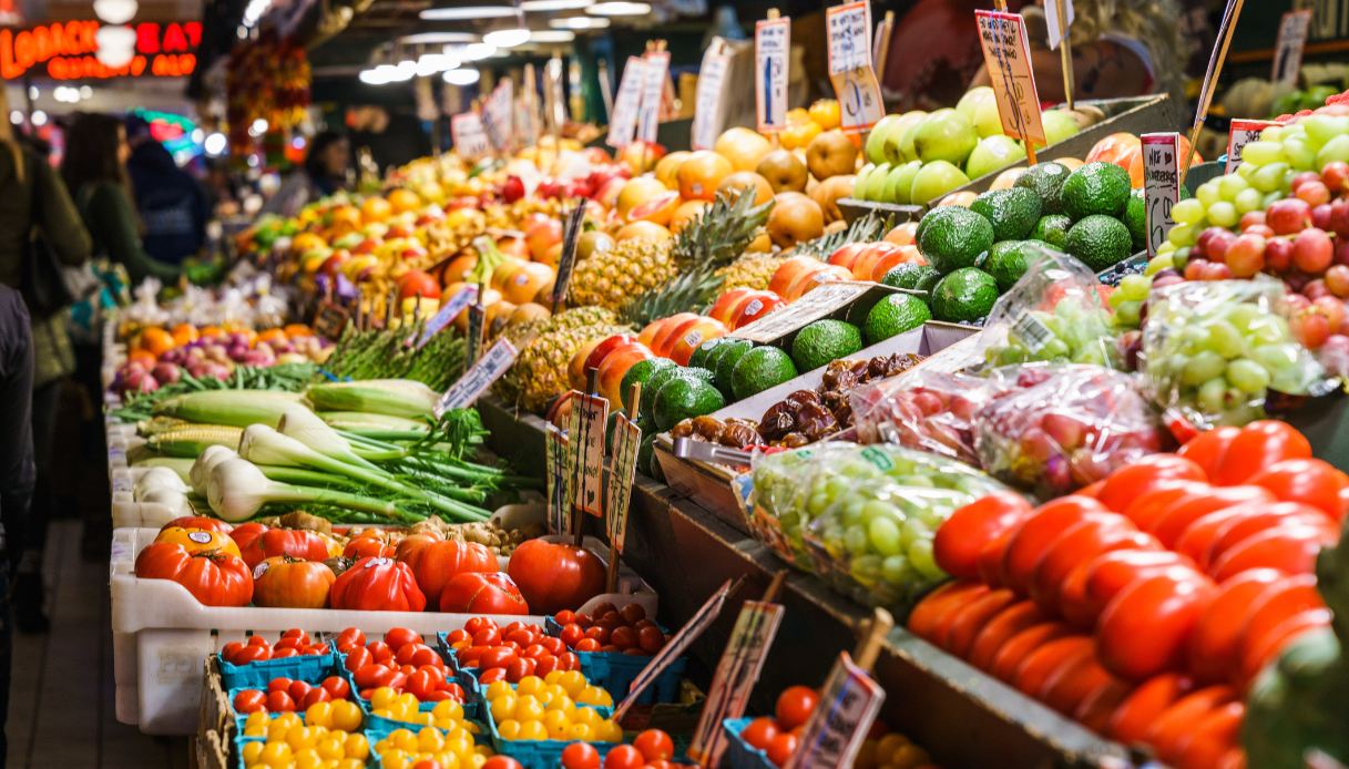 Banchi di frutta fresca del Pike Place Market