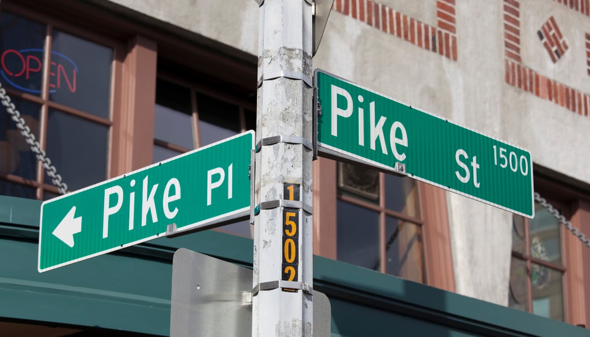 Cartelli stradale che indicano la via dove si trova il Pike Place Market di Seattle