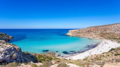 L’isola di Lampedusa, un faro nel Mediterraneo tra spiagge bellissime e una storia profonda