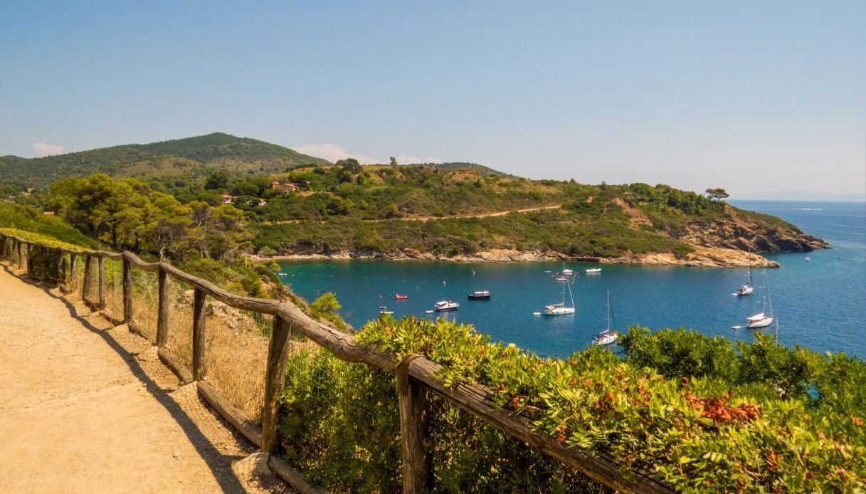 spiaggia di Barbarossa, la splendida baia di Porto Azzurro