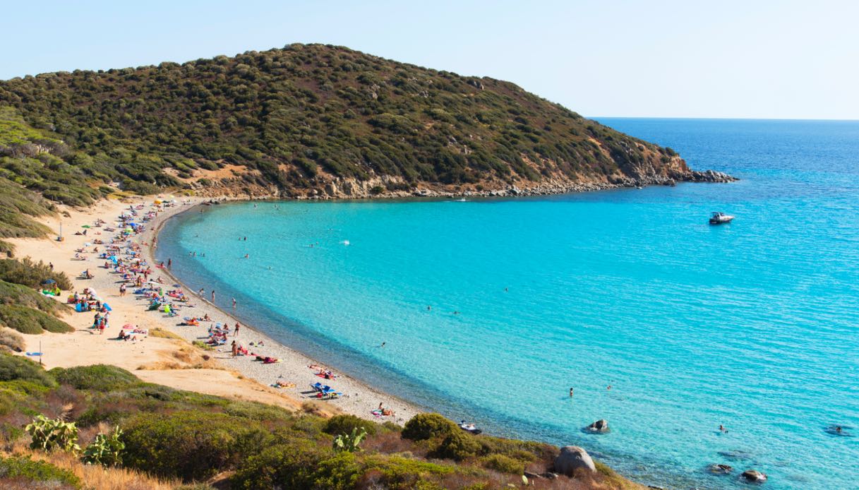https://siviaggia.it/wp-content/uploads/sites/2/2025/06/spiaggia-mari-pintau.jpg