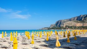 Estate 2025, i rincari degli stabilimenti balneari italiani: Sicilia capofila
