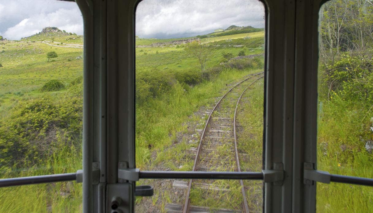 https://siviaggia.it/wp-content/uploads/sites/2/2025/06/trenino-sardegna.jpg