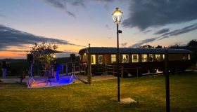 Un treno tra le vigne è il più bel viaggio dell’estate 2025 nel cuore delle colline Unesco