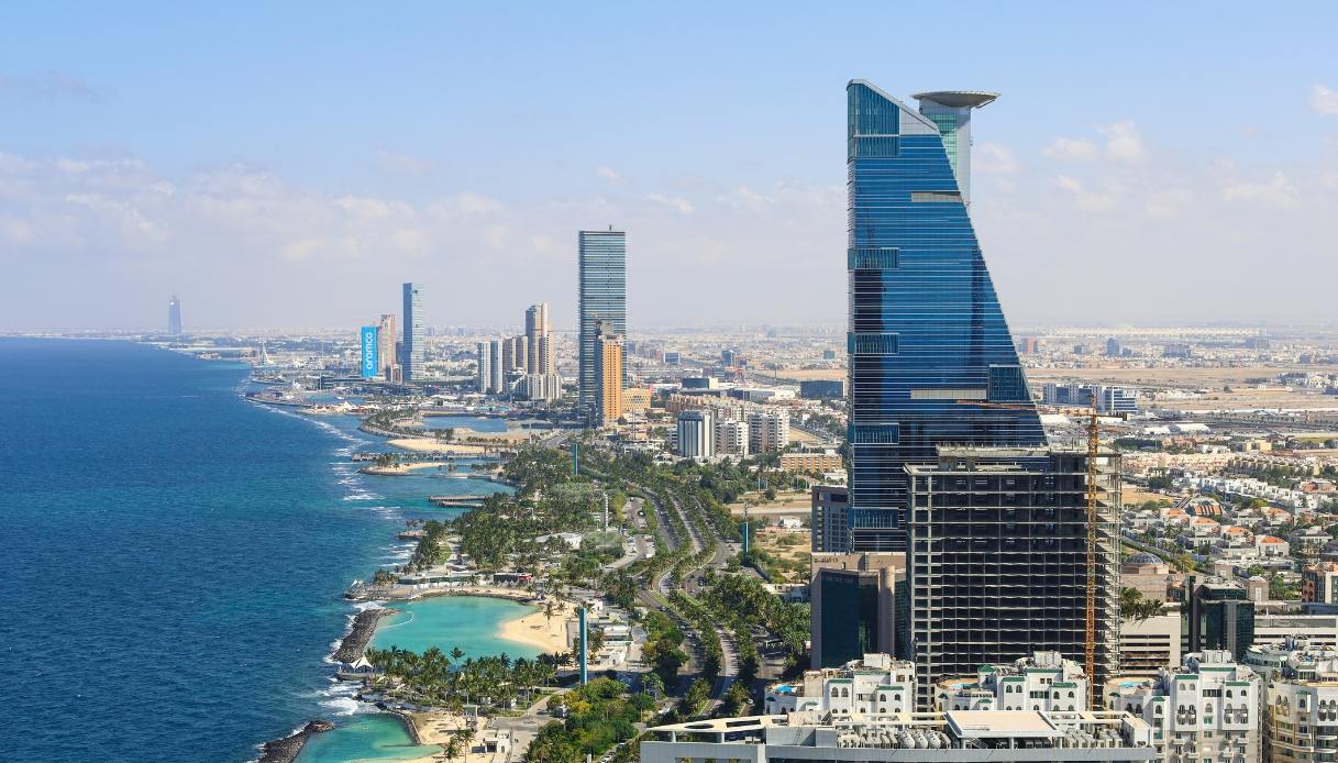 Dalla fine del 2025 un solo visto elettronico permetterà di visitare Arabia Saudita, Emirati, Qatar, Oman, Bahrain e Kuwait con un’unica procedura