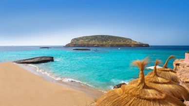 Cala Comte, dove il mare di Ibiza sfuma in un tramonto indimenticabile