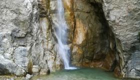 Cascata del Cenghen, il salto segreto tra vette mozzafiato