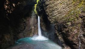 Cascata di Kozjak in Slovenia, l’unica che scorre dentro una grotta di roccia
