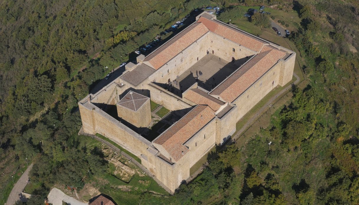 https://siviaggia.it/wp-content/uploads/sites/2/2025/07/Castello-Lagopesole-Basilicata.jpg