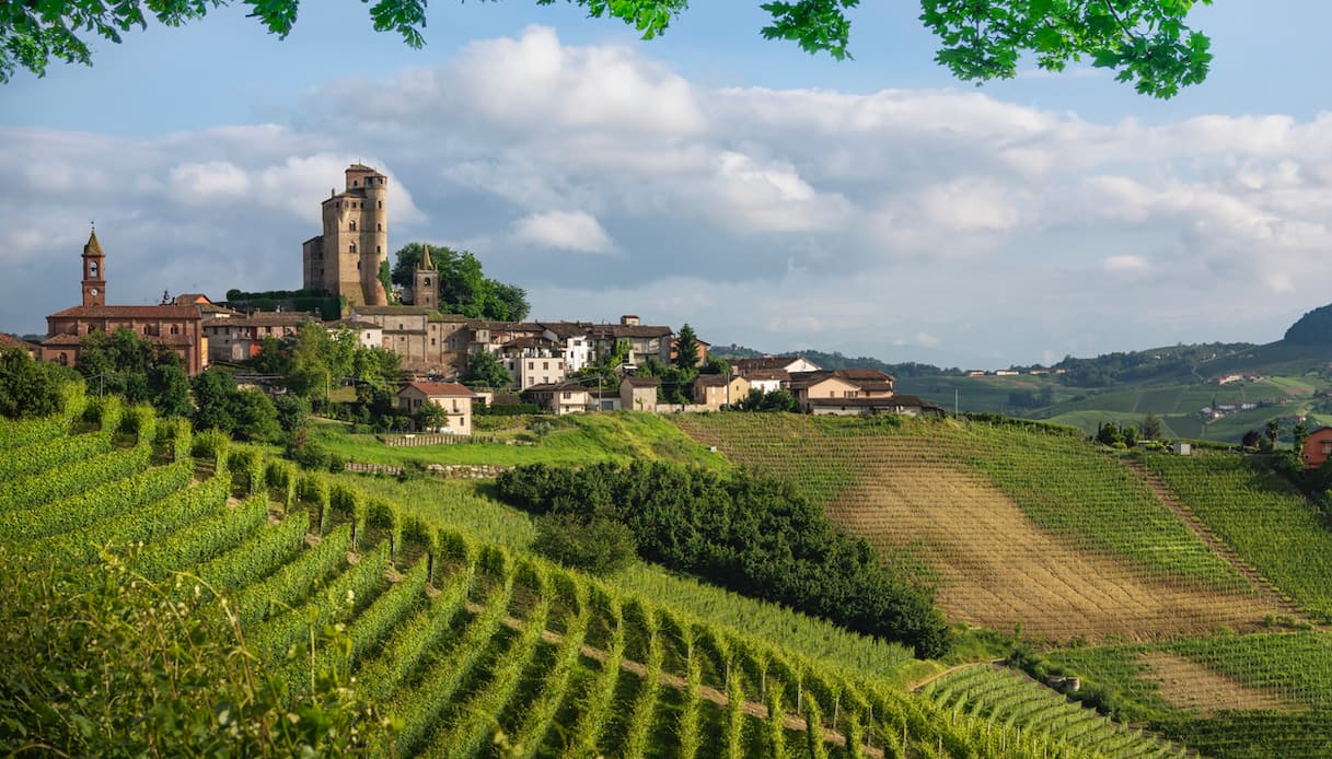 https://siviaggia.it/wp-content/uploads/sites/2/2025/07/Castello-di-Serralunga-dAlba-2.jpg